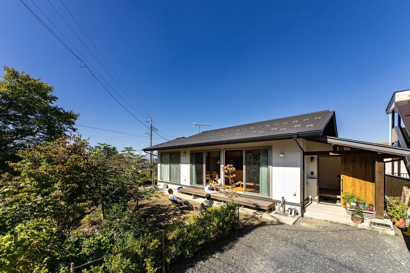 佐七建設 親子5人が暮らす、国産無垢材と塗り壁、自然素材の平屋造。南面にサンルームを配し、雨天時の洗濯も便利の建築実例画像3