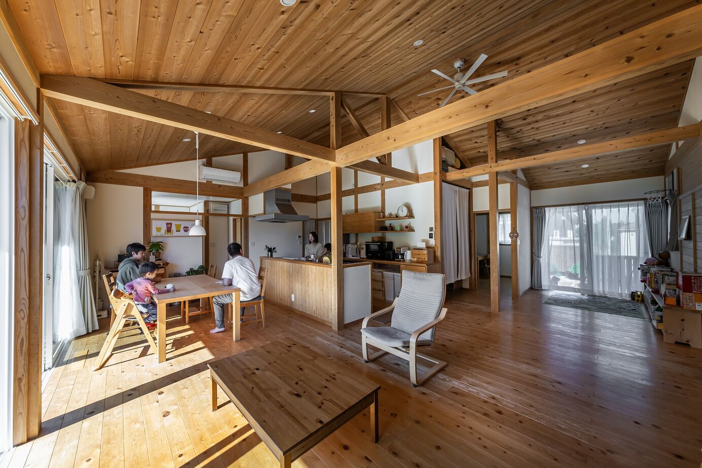 佐七建設 親子5人が暮らす、国産無垢材と塗り壁、自然素材の平屋造。南面にサンルームを配し、雨天時の洗濯も便利の建築実例画像4