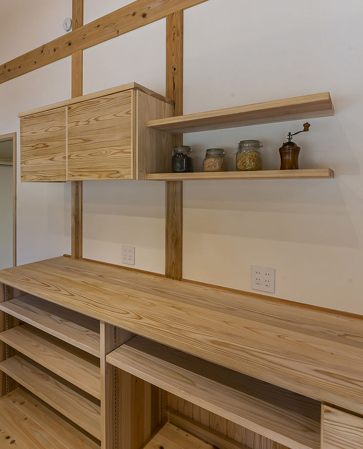 佐七建設 親子5人が暮らす、国産無垢材と塗り壁、自然素材の平屋造。南面にサンルームを配し、雨天時の洗濯も便利の建築実例画像5