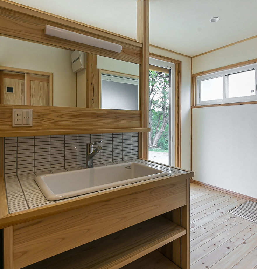 佐七建設 親子5人が暮らす、国産無垢材と塗り壁、自然素材の平屋造。南面にサンルームを配し、雨天時の洗濯も便利の建築実例画像7