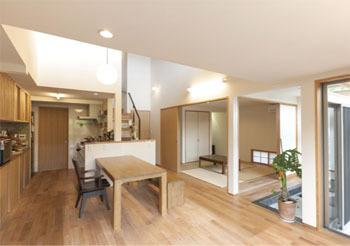 斉藤工務店 【2000万円台/3人家族/4LDK/平屋ベース36坪2階建】家族の時間をはぐくむ どこにいても繋がるリビングの建築実例画像6