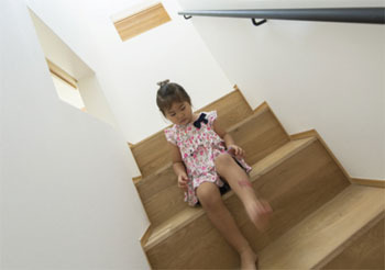 斉藤工務店 【2000万円台/4人家族/3LDK33坪/回遊性のある間取り】暮らしを照らし、景色で癒す窓辺でお喋りが毎日の風景の建築実例画像6