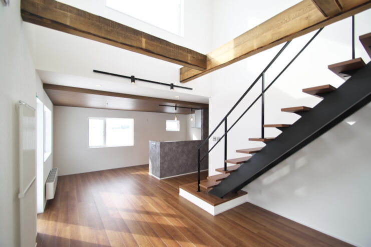 DAhome　(ディーエーホーム) 田園に囲まれた山々を望む敷地にカフェテイストの住空間。のどかを楽しむ吹き抜けのある住まいの建築実例画像