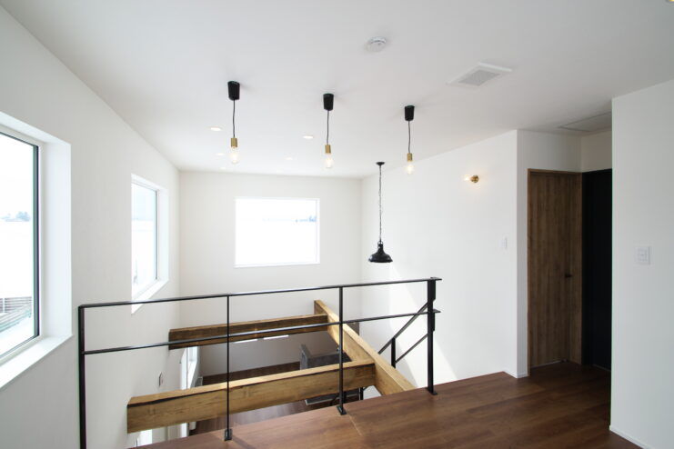 DAhome　(ディーエーホーム) 田園に囲まれた山々を望む敷地にカフェテイストの住空間。のどかを楽しむ吹き抜けのある住まいの建築実例画像2