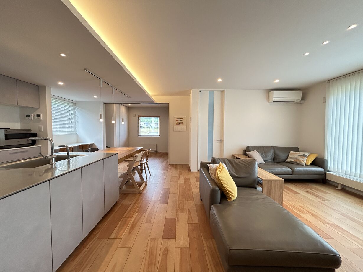 DAhome　(ディーエーホーム) 素材を大事にした、シンプルさと暮らしやすさを備えた、開放感あふれる平屋の住まいの建築実例画像2