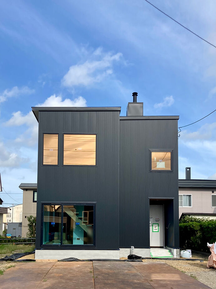 DAhome　(ディーエーホーム) 間取り図有　薪ストーブのある土間とリビングがつながる、木×アイアンがモダンなくつろぎ空間の建築実例画像1