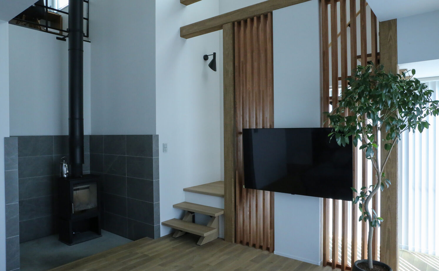 DAhome　(ディーエーホーム) 間取り図有　薪ストーブのある土間とリビングがつながる、木×アイアンがモダンなくつろぎ空間の建築実例画像2