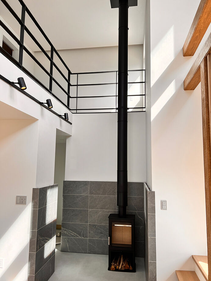 DAhome　(ディーエーホーム) 間取り図有　薪ストーブのある土間とリビングがつながる、木×アイアンがモダンなくつろぎ空間の建築実例画像3