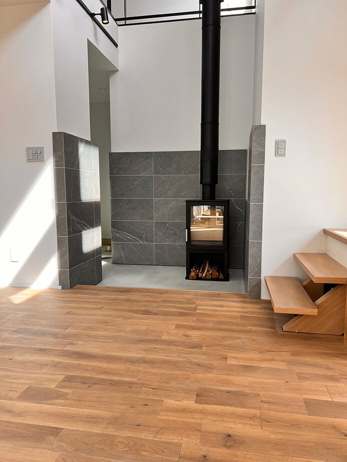 DAhome　(ディーエーホーム) 間取り図有　薪ストーブのある土間とリビングがつながる、木×アイアンがモダンなくつろぎ空間の建築実例画像4
