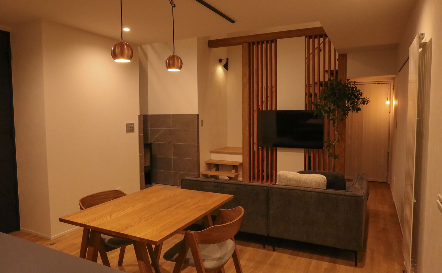 DAhome　(ディーエーホーム) 間取り図有　薪ストーブのある土間とリビングがつながる、木×アイアンがモダンなくつろぎ空間の建築実例画像5