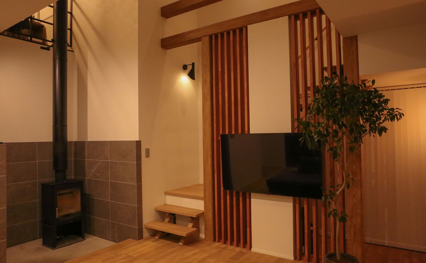 DAhome　(ディーエーホーム) 間取り図有　薪ストーブのある土間とリビングがつながる、木×アイアンがモダンなくつろぎ空間の建築実例画像7