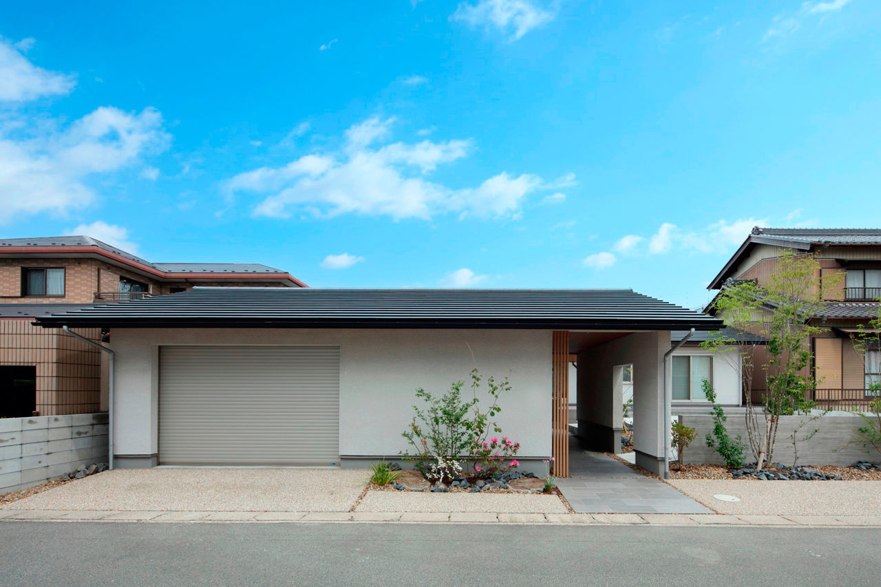 厚見建設工業 【平屋/インナーガレージ/間取図有】北棟＋南棟、2棟構成。シンプル＆品格を纏う大人のための平屋の建築実例画像2