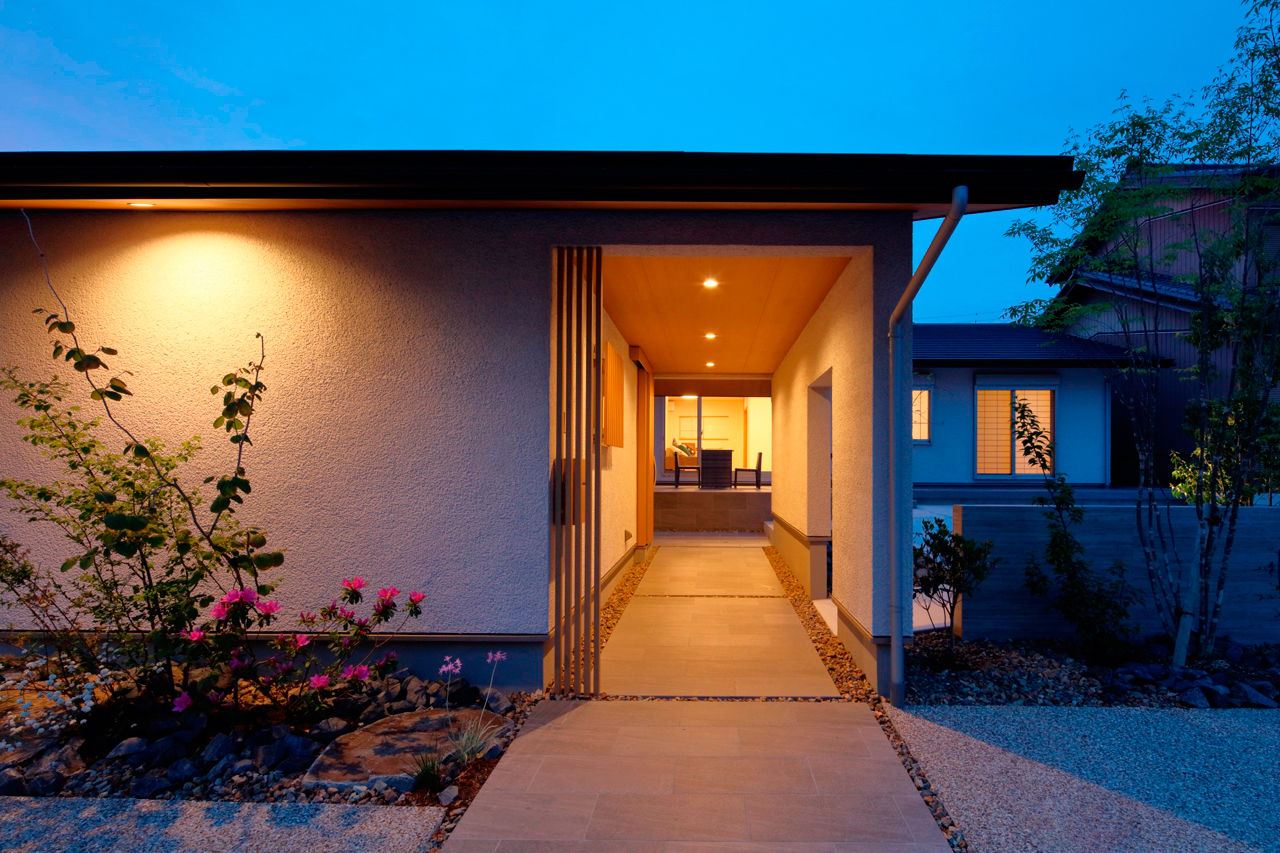 厚見建設工業 【平屋/インナーガレージ/間取図有】北棟＋南棟、2棟構成。シンプル＆品格を纏う大人のための平屋の建築実例画像4