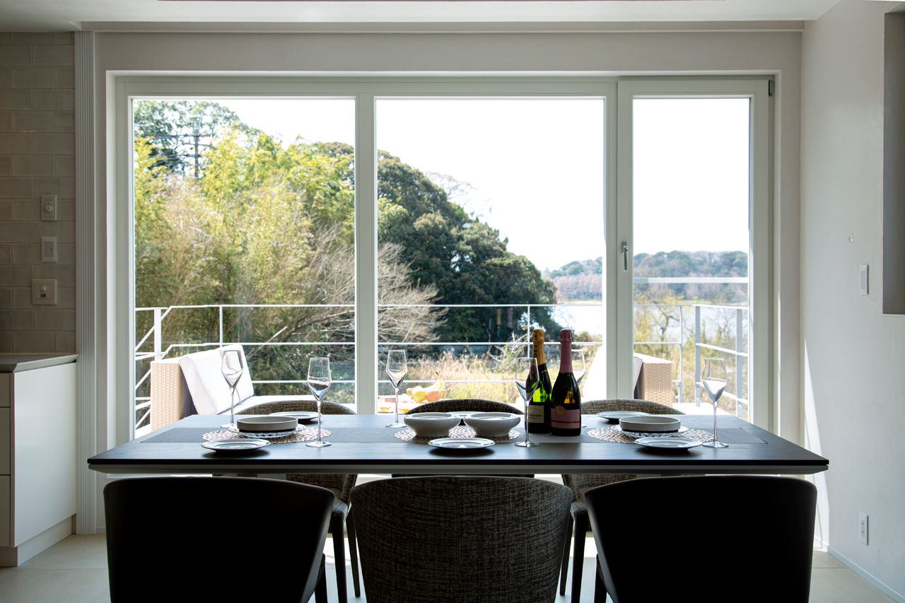 vacances東海 by stylecasa 【浜松市｜ビルトインガレージ×50坪｜間取り有】迎賓の間を1階に、絶景ダイニングを2階に構えた湖畔の邸宅の建築実例画像2