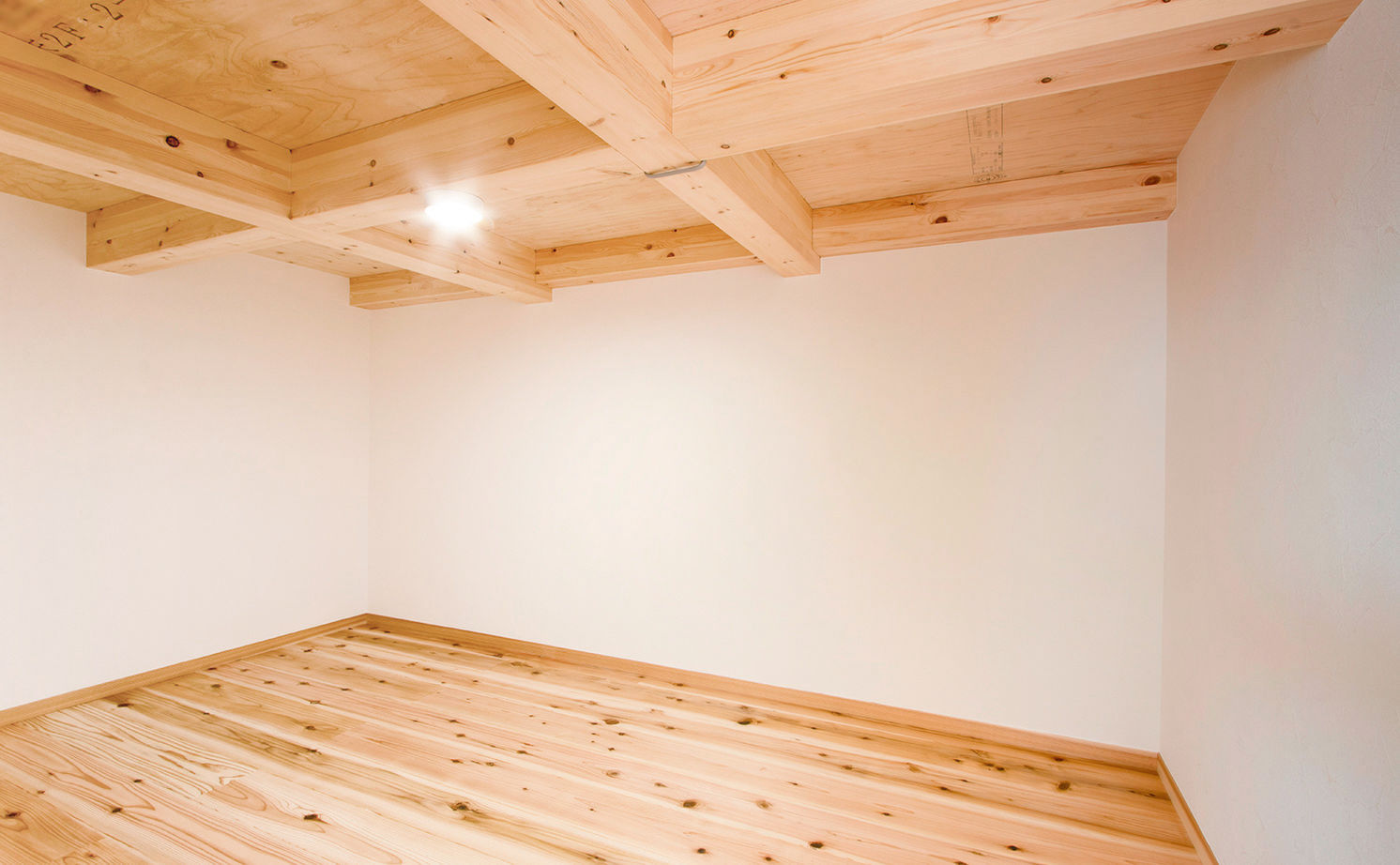 アトリエ・クラッセ 一級建築士事務所 京都｜1500万円～2000万円　平屋のようなどっしりとした重厚感のあるフォルムが美しい住まいの建築実例画像7