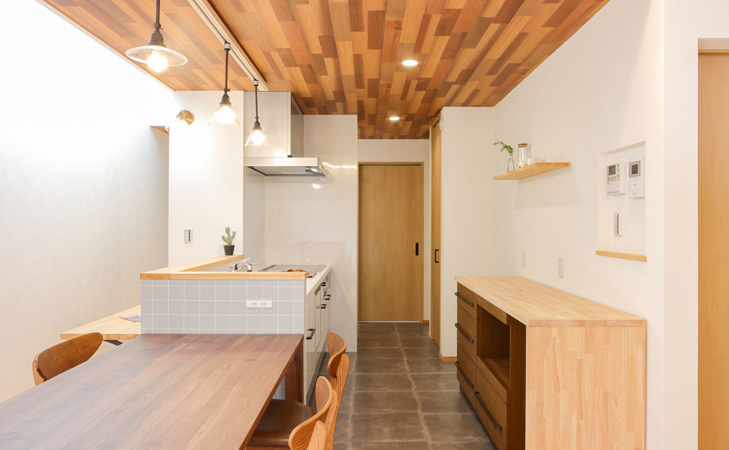 アトリエ・クラッセ 一級建築士事務所 京都｜1500万円～2000万円　平屋のようなどっしりとした重厚感のあるフォルムが美しい住まいの建築実例画像11