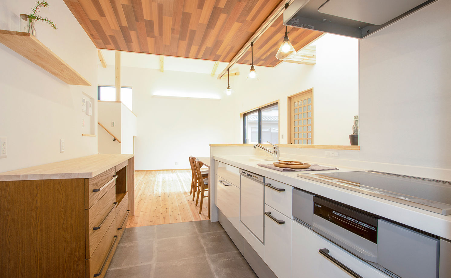 アトリエ・クラッセ 一級建築士事務所 京都｜1500万円～2000万円　平屋のようなどっしりとした重厚感のあるフォルムが美しい住まいの建築実例画像12