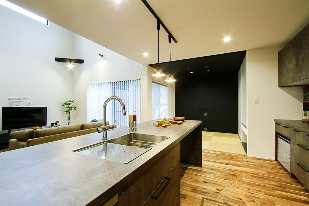 ａｄｈｏｕｓｅ（アドハウス） デザインキッチンで魅せる22帖の贅沢空間があるモダンハウスの建築実例画像4