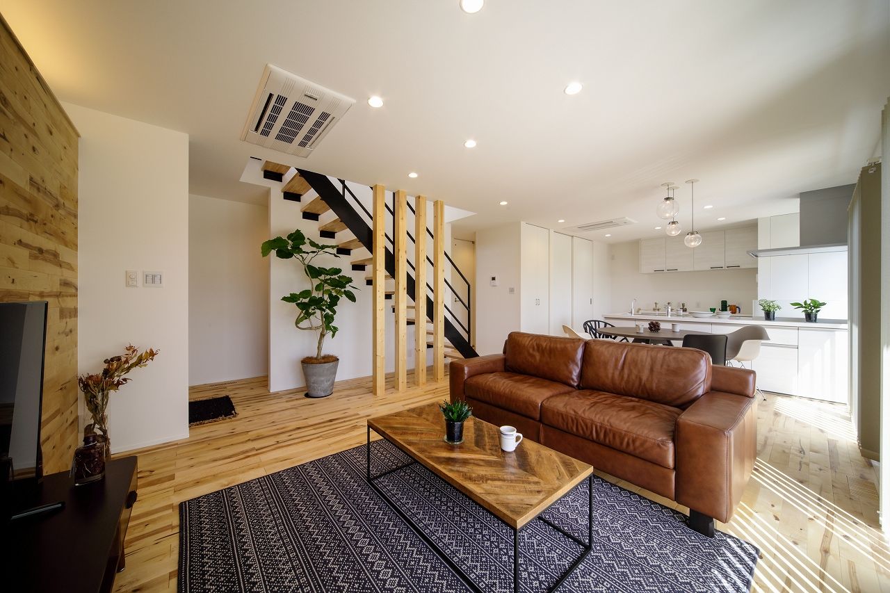 ａｄｈｏｕｓｅ（アドハウス） 清潔感あるホワイトに木がよく映える、開放的なLDKと高性能を両立した家の建築実例画像2