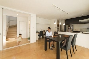 ユニバーサルホーム 建築後にかかる生活コストを抑えた家計にやさしい床暖房のある住まいの建築実例画像1