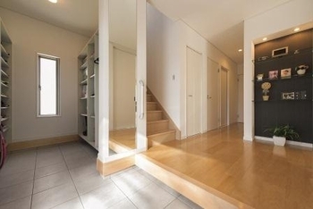 ユニバーサルホーム 建築後にかかる生活コストを抑えた家計にやさしい床暖房のある住まいの建築実例画像2