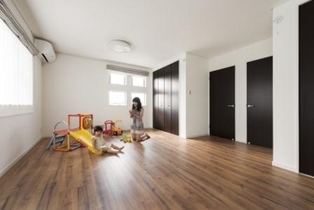 ユニバーサルホーム 建築後にかかる生活コストを抑えた家計にやさしい床暖房のある住まいの建築実例画像4