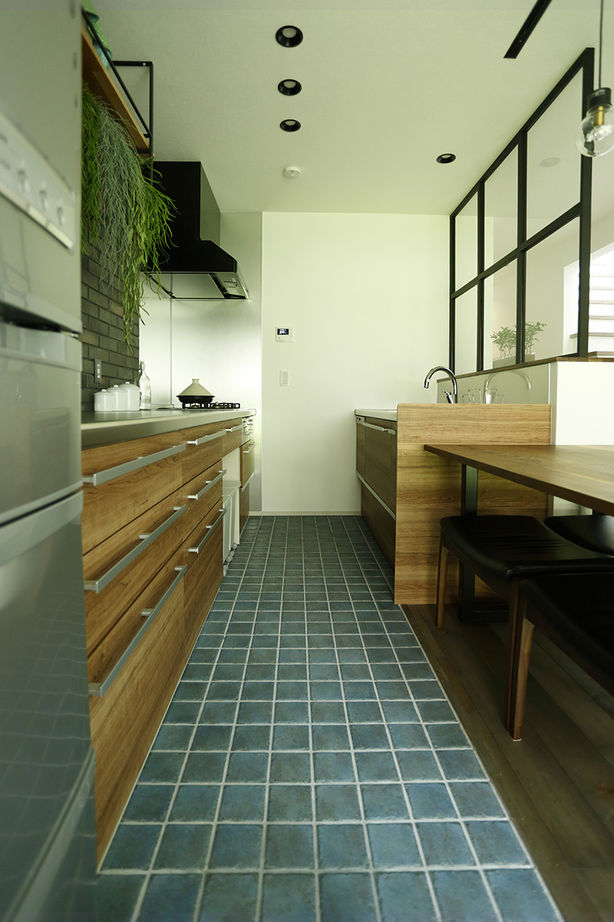 ユニバーサルホーム 【間取図・無垢床&床暖房・ビルトインガレージ】インダストリアルスタイルのおしゃれなビストロ風の建築実例画像2