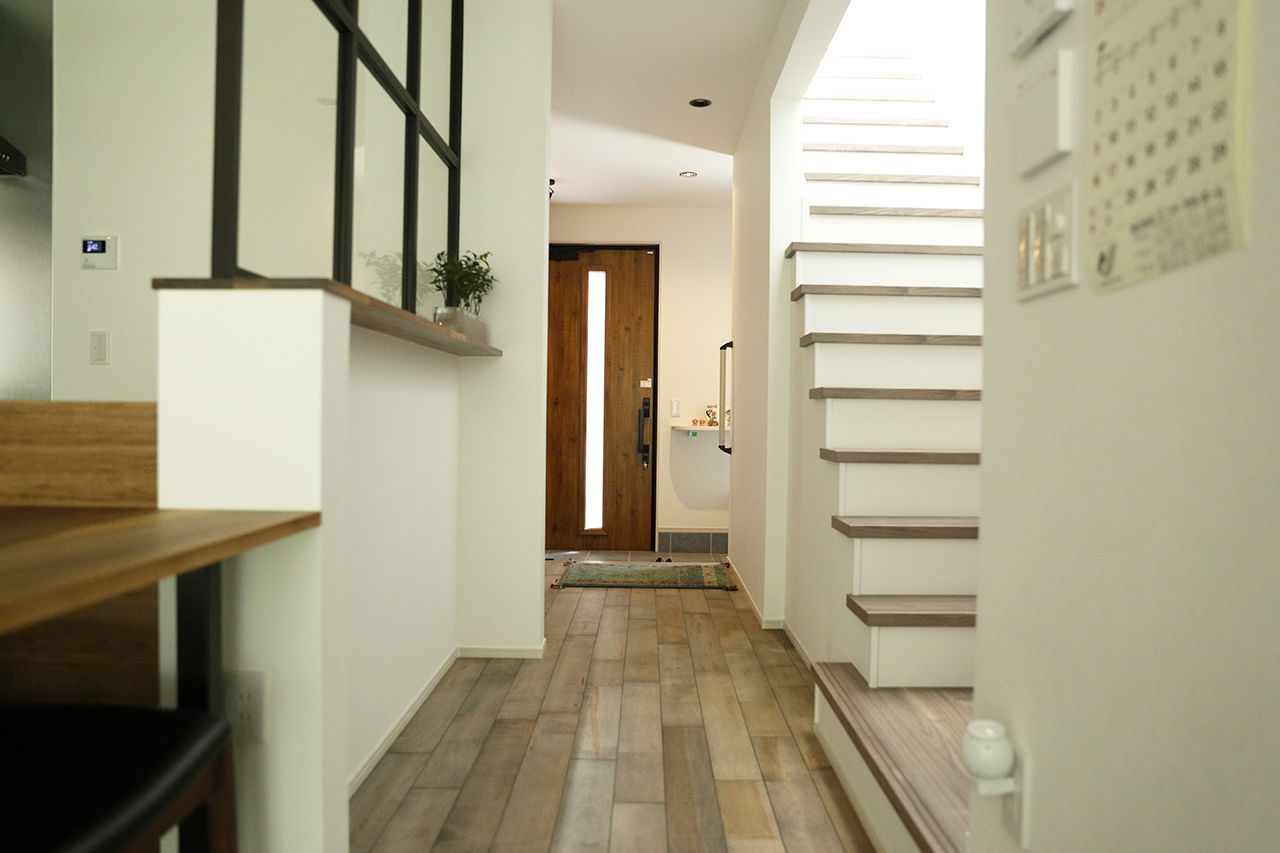 ユニバーサルホーム 【間取図・無垢床&床暖房・ビルトインガレージ】インダストリアルスタイルのおしゃれなビストロ風の建築実例画像4