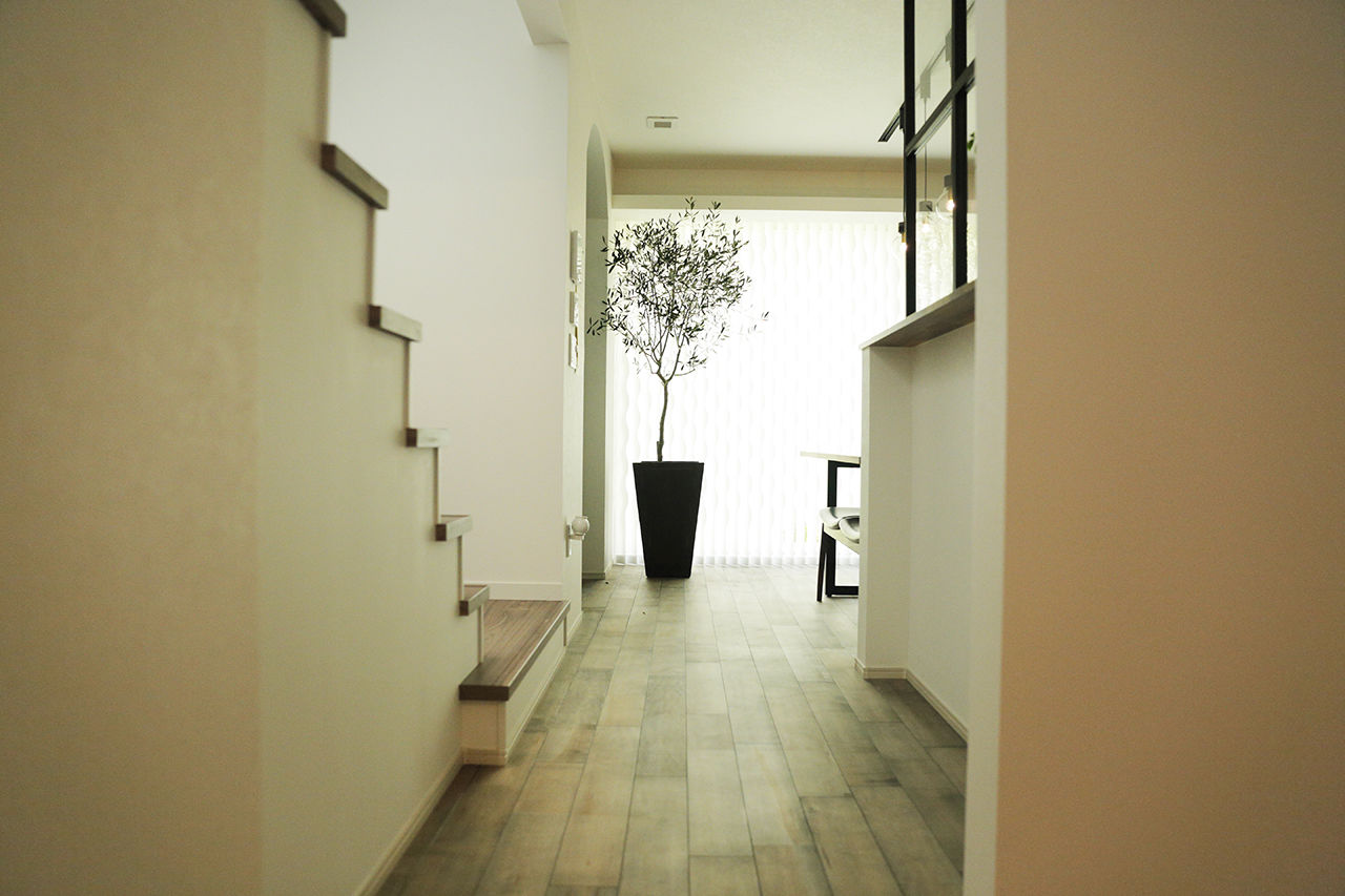 ユニバーサルホーム 【間取図・無垢床&床暖房・ビルトインガレージ】インダストリアルスタイルのおしゃれなビストロ風の建築実例画像5