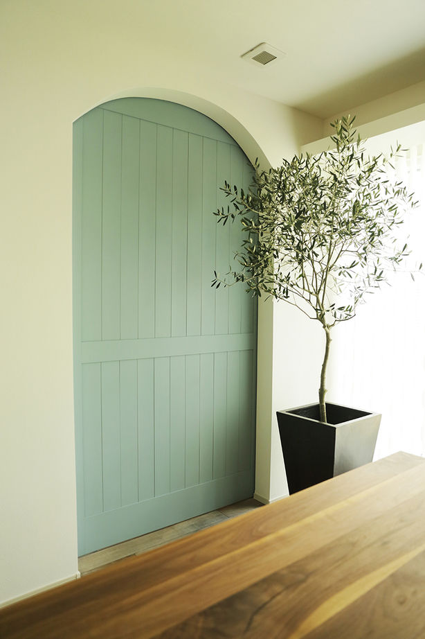 ユニバーサルホーム 【間取図・無垢床&床暖房・ビルトインガレージ】インダストリアルスタイルのおしゃれなビストロ風の建築実例画像7