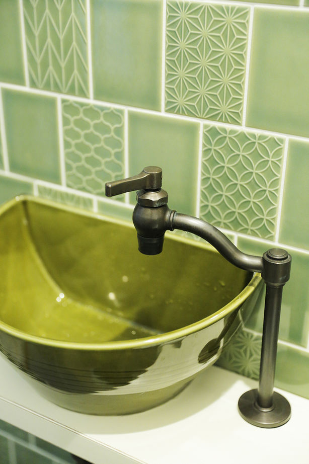 ユニバーサルホーム 【間取図・無垢床&床暖房・ビルトインガレージ】インダストリアルスタイルのおしゃれなビストロ風の建築実例画像9