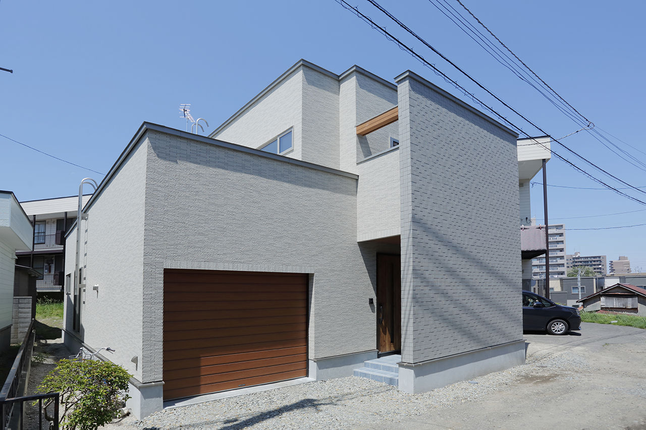 ユニバーサルホーム 【間取図・無垢床&床暖房・ビルトインガレージ】インダストリアルスタイルのおしゃれなビストロ風の建築実例画像10