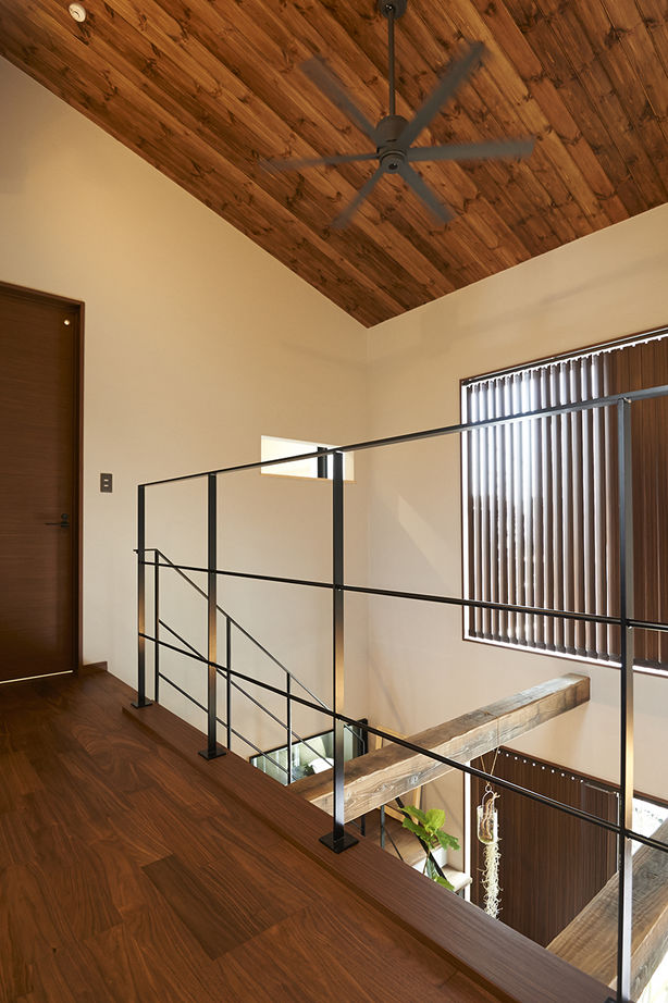 ユニバーサルホーム 　【間取図/無垢床&床暖房/ダウンフロアリビング】自然素材の温もりが心地いいアンティークスタイルの建築実例画像2