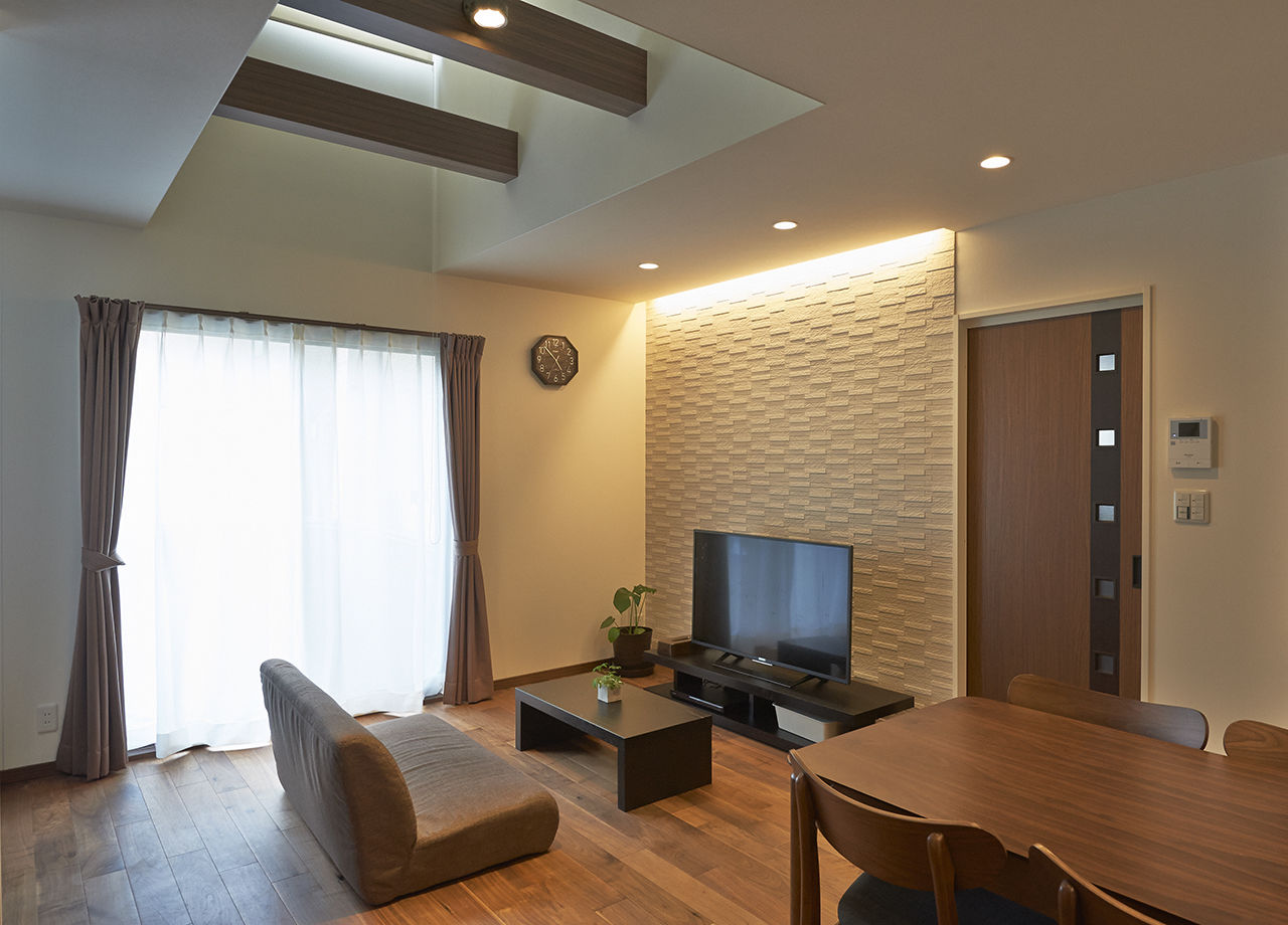 ユニバーサルホーム 【間取図/無垢床&床暖房/総タイル貼り】外壁も基礎も高耐久！お気に入りのデザインの家で長く安心しての建築実例画像2