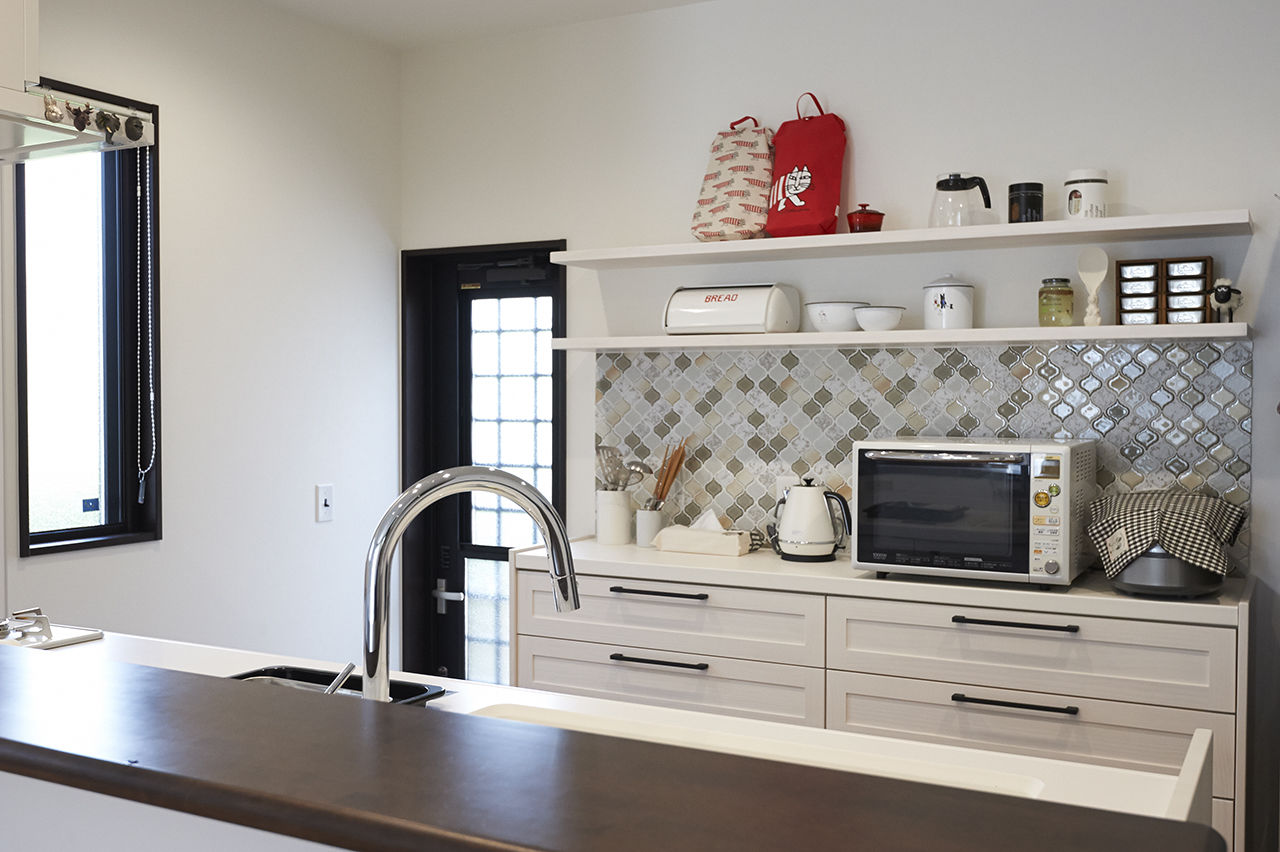 ユニバーサルホーム 【間取図/無垢床&床暖房/家カフェ/小上がり】大人のカフェスタイル×子育てが楽しくなる小上がりのある家の建築実例画像2