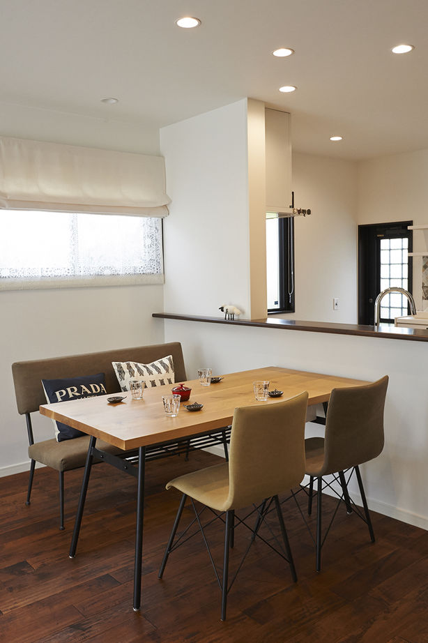 ユニバーサルホーム 【間取図/無垢床&床暖房/家カフェ/小上がり】大人のカフェスタイル×子育てが楽しくなる小上がりのある家の建築実例画像4