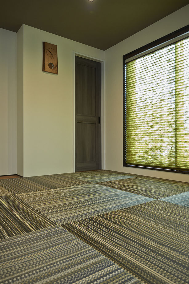 ユニバーサルホーム 【間取図/無垢床&床暖房/家カフェ/小上がり】大人のカフェスタイル×子育てが楽しくなる小上がりのある家の建築実例画像6