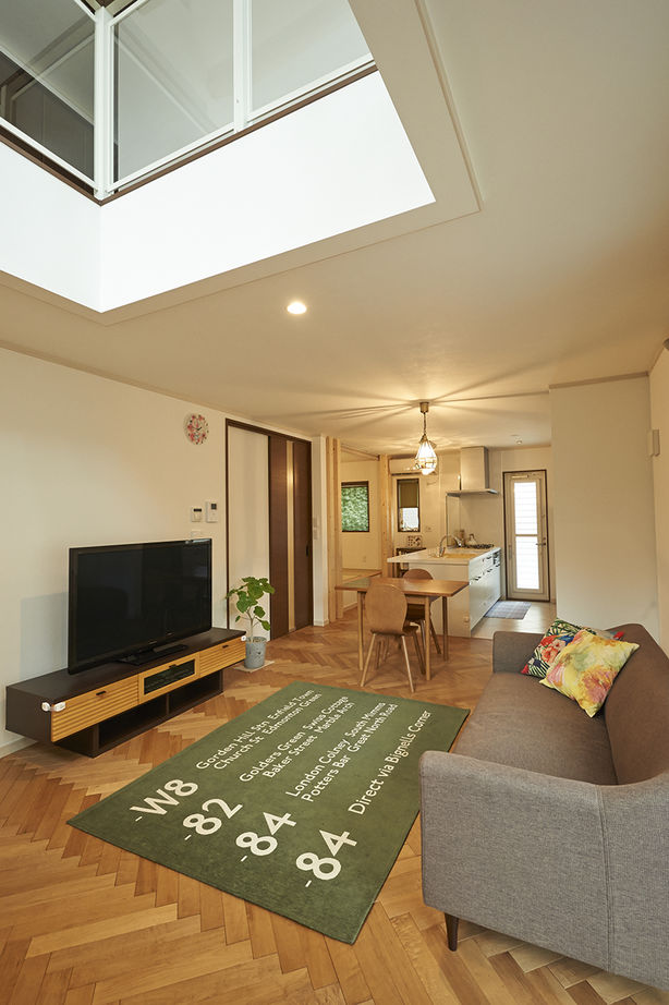 ユニバーサルホーム 【間取図/無垢床&床暖房/スキップフロア】クールな外観デザインとヘリンボーン模様の無垢フロアが自慢の建築実例画像2