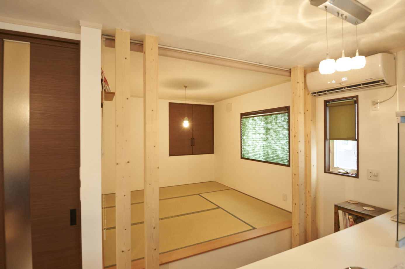 ユニバーサルホーム 【間取図/無垢床&床暖房/スキップフロア】クールな外観デザインとヘリンボーン模様の無垢フロアが自慢の建築実例画像4