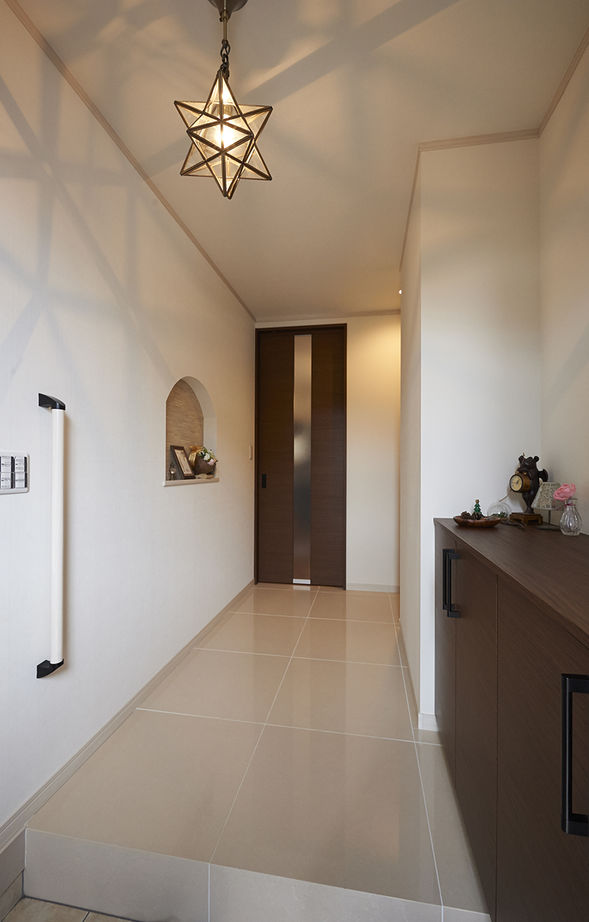 ユニバーサルホーム 【間取図/無垢床&床暖房/スキップフロア】クールな外観デザインとヘリンボーン模様の無垢フロアが自慢の建築実例画像5