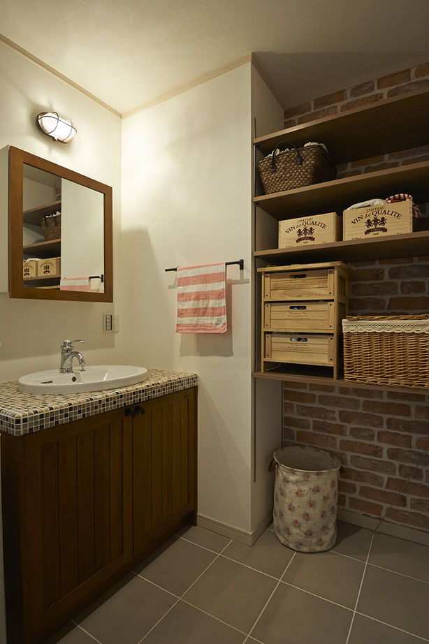 ユニバーサルホーム 【間取図/無垢床&床暖房/スキップフロア】クールな外観デザインとヘリンボーン模様の無垢フロアが自慢の建築実例画像6