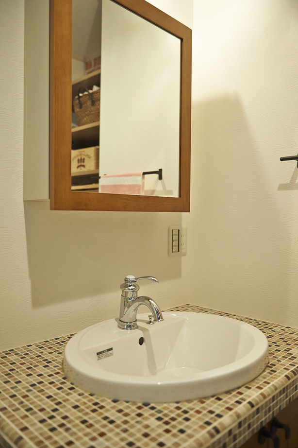 ユニバーサルホーム 【間取図/無垢床&床暖房/スキップフロア】クールな外観デザインとヘリンボーン模様の無垢フロアが自慢の建築実例画像7