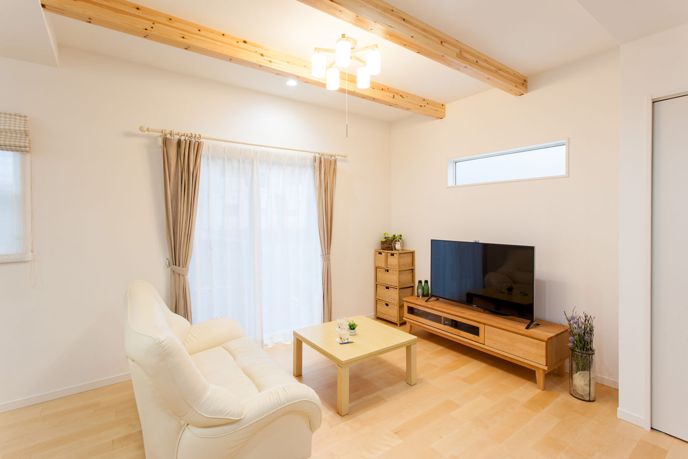 ユニバーサルホーム 【間取図/無垢床&床暖房/フレンチカントリー】天然木とニッチと雑貨で完成！カフェ風ナチュラルハウスの建築実例画像3