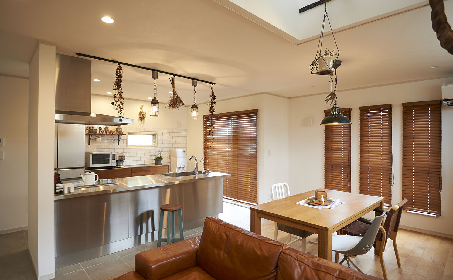 ユニバーサルホーム 【間取図/無垢床&床暖房/男前スタイル】自由設計を満喫したナチュラル＆ヴィンテージなデザイン空間の建築実例画像2