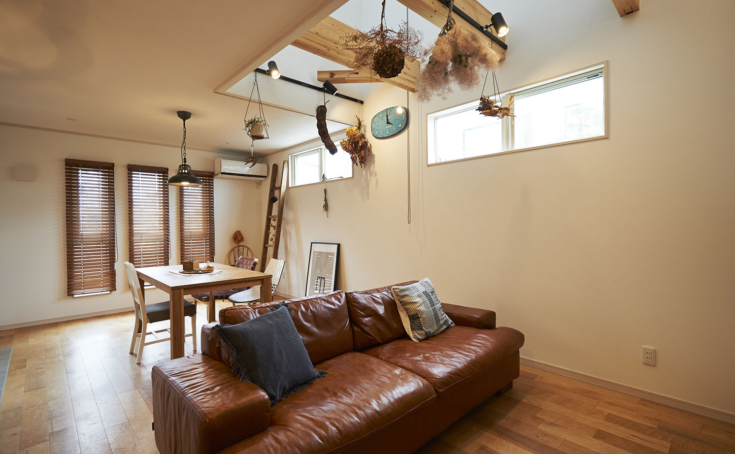 ユニバーサルホーム 【間取図/無垢床&床暖房/男前スタイル】自由設計を満喫したナチュラル＆ヴィンテージなデザイン空間の建築実例画像4