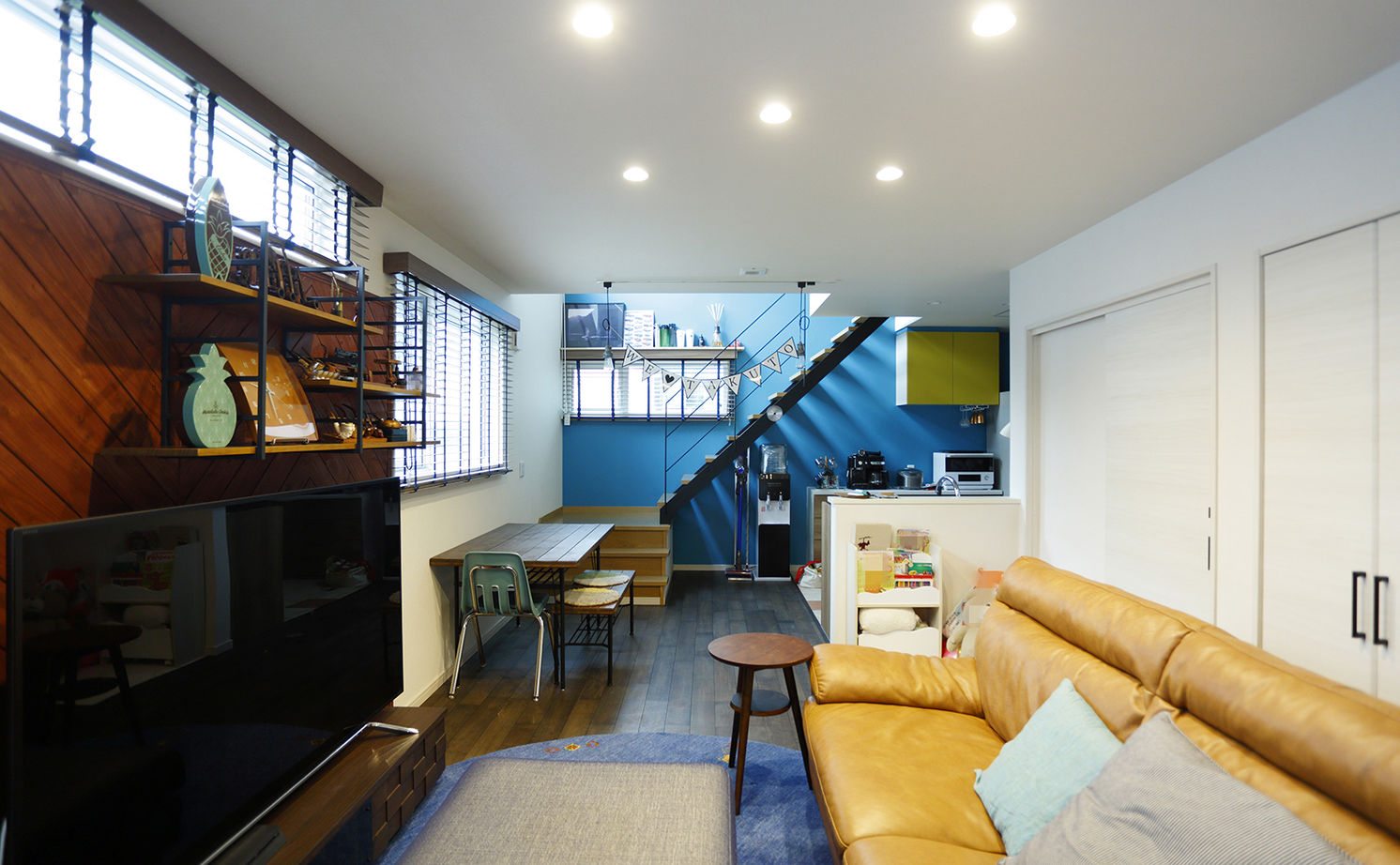 ユニバーサルホーム 【間取図/無垢床&床暖房/西海岸風】トレーニングやバイクいじりが楽しい土間空間とスケルトン階段が自慢の建築実例画像2