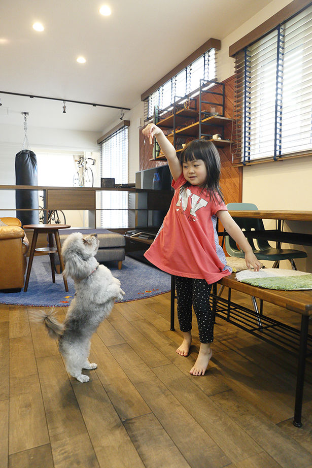 ユニバーサルホーム 【間取図/無垢床&床暖房/西海岸風】トレーニングやバイクいじりが楽しい土間空間とスケルトン階段が自慢の建築実例画像4