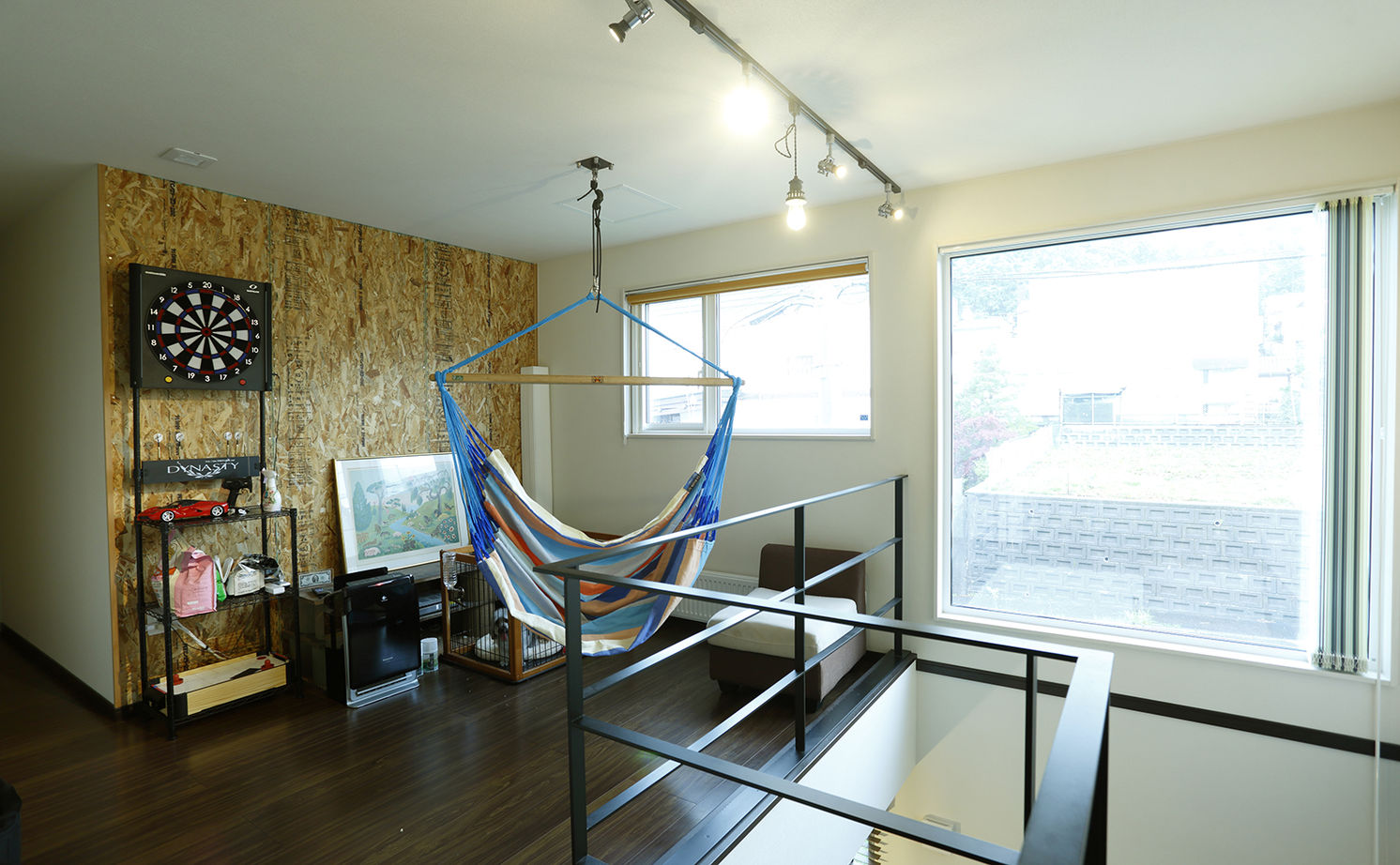 ユニバーサルホーム 【間取図/無垢床&床暖房/西海岸風】トレーニングやバイクいじりが楽しい土間空間とスケルトン階段が自慢の建築実例画像5