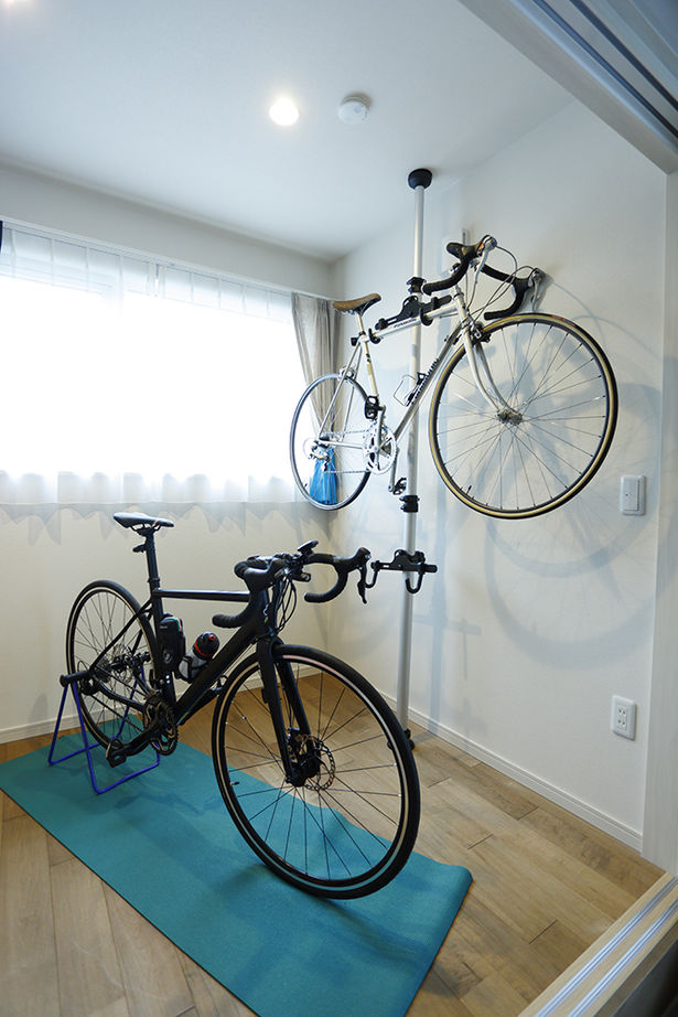 ユニバーサルホーム 【間取図/無垢床&床暖房/西海岸風】トレーニングやバイクいじりが楽しい土間空間とスケルトン階段が自慢の建築実例画像6