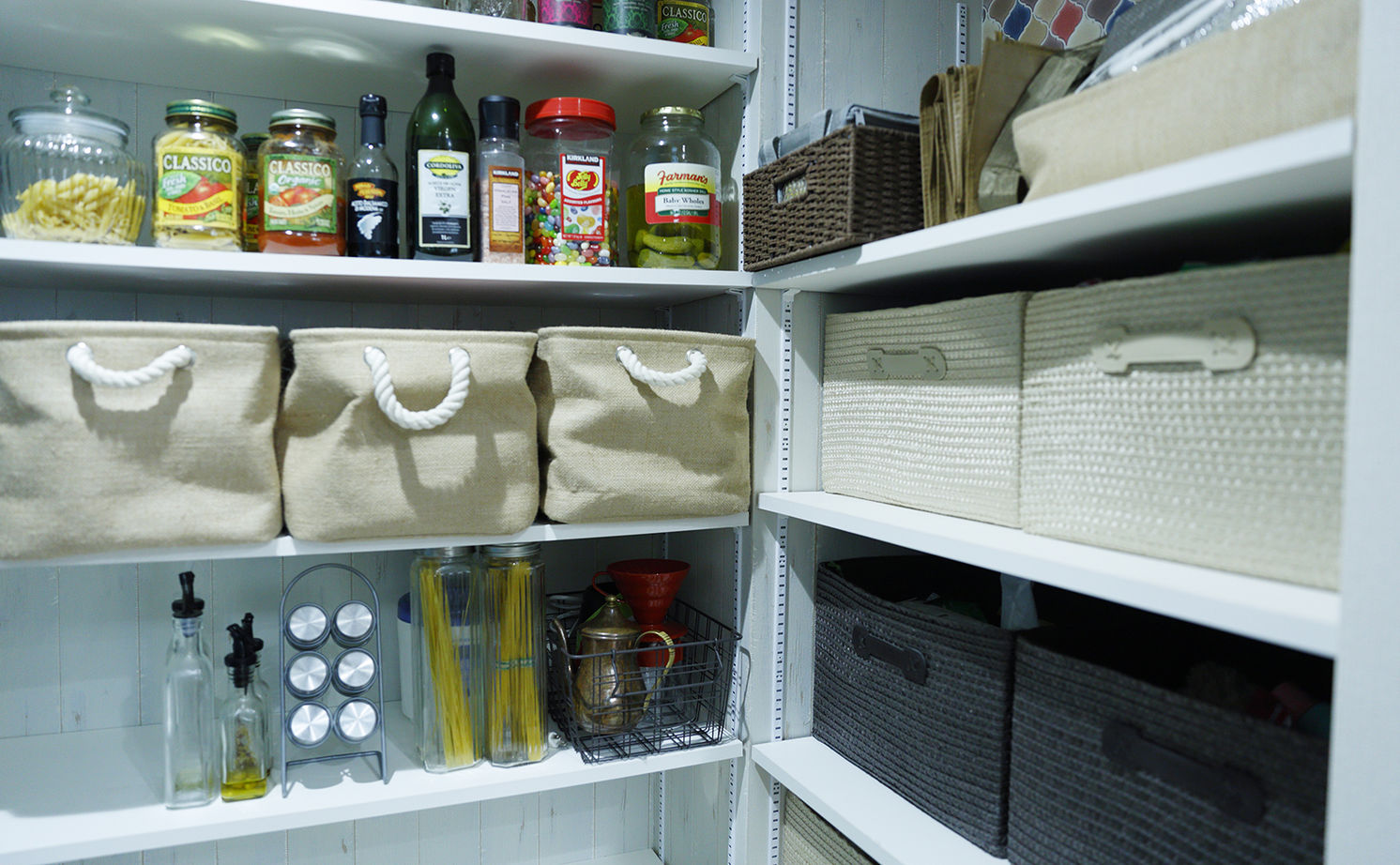 ユニバーサルホーム 【間取図/無垢床&床暖房/西海岸風】トレーニングやバイクいじりが楽しい土間空間とスケルトン階段が自慢の建築実例画像7